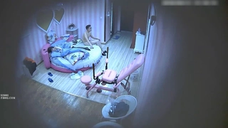 少女网络摄像头模特炫耀她的脚和尼龙丝袜