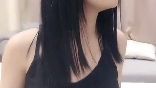 高跟白虎妹子貌似发现了什么手指对着镜头点了一下