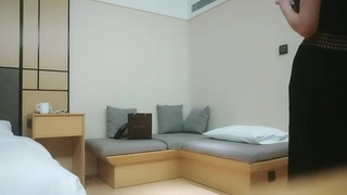 网恋少妇，第一次见面就被拿下，非常会玩