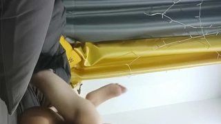 在我们的视频中观看一个瘦弱的青少年被操并被精液和喷射覆盖