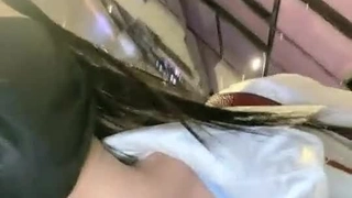 可爱的金发少女在狂野的三人行中接受两个大鸡巴,双重插入和面部插入