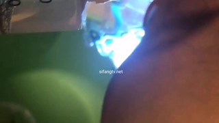 刘雯体重38岁熟女阿姨背着老公偷吃，自己用手揉逼，最后高潮的时候爽的浑身颤抖